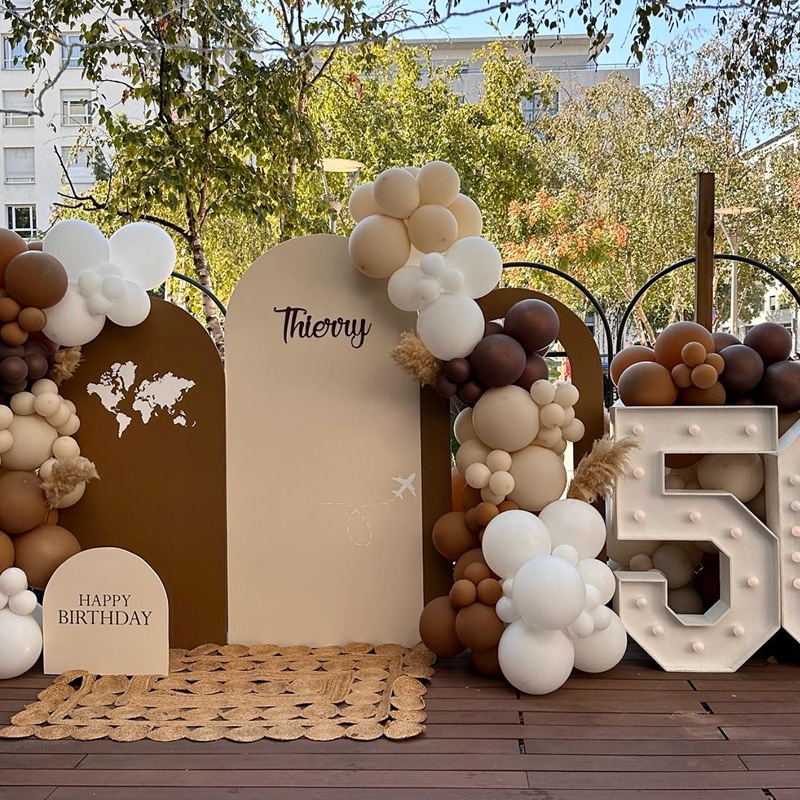 Déco Anniversaire Voyage Thierry : Ballons Marron et Beige Décoration d'anniversaire thème voyage pour "Thierry" avec ballons marron, beige et blanc, carte du monde et chiffre 5 lumineux.