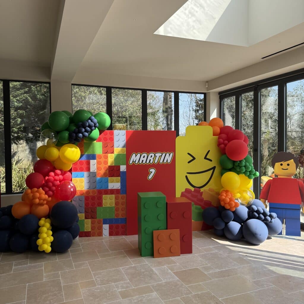 Décoration Anniversaire LEGO Martin 7 ans : Couleurs et Joie Décoration d'anniversaire LEGO pour Martin, 7 ans : ballons colorés, briques géantes et figurine souriante.